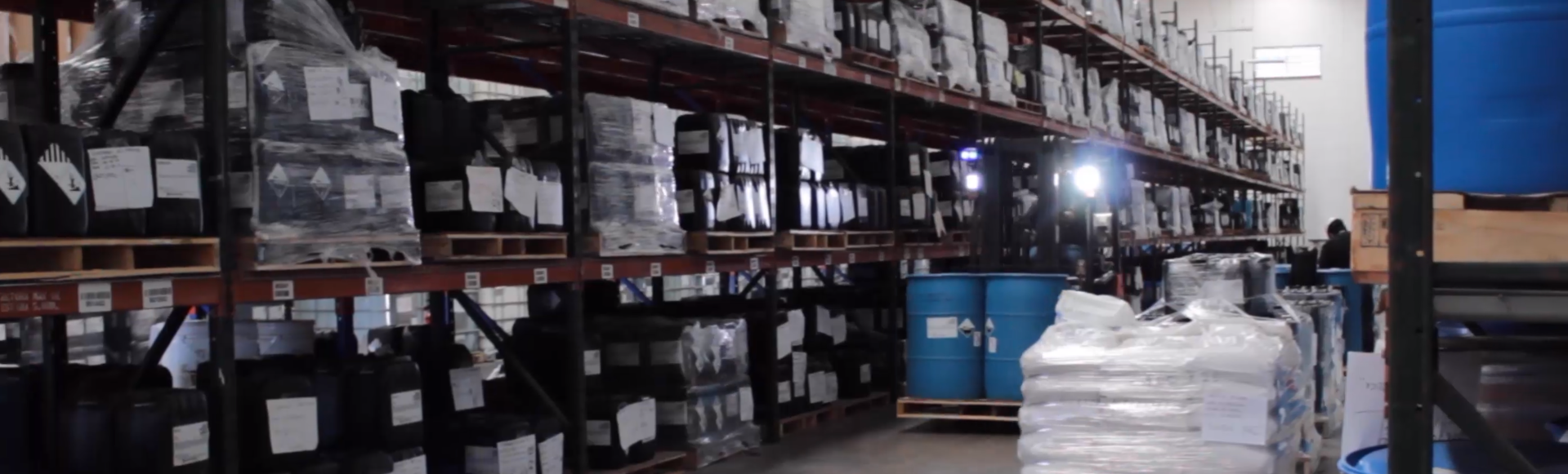 Almacén con racks